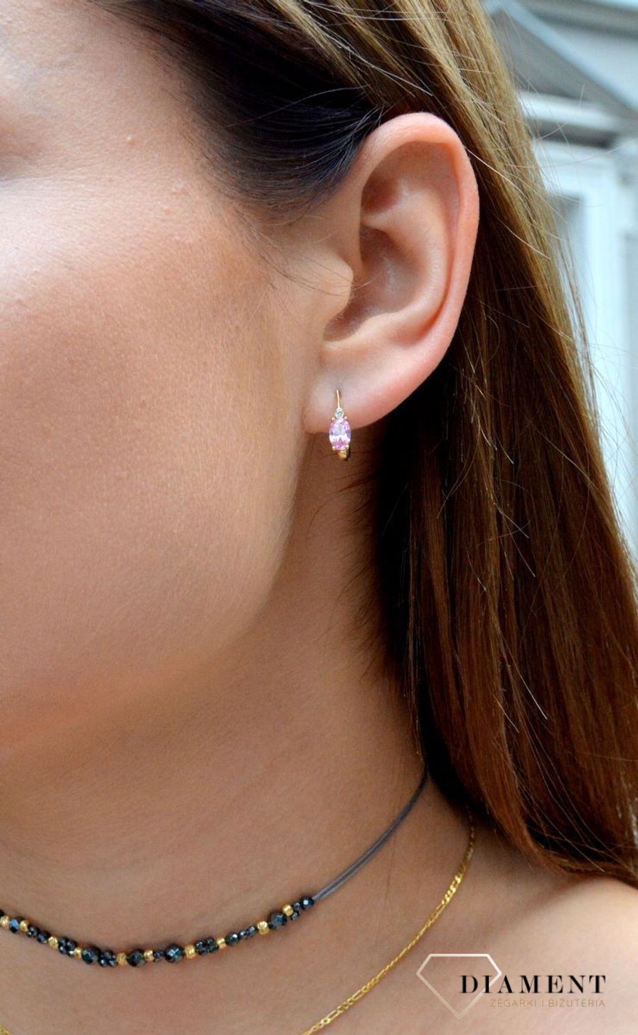 Kolczyki złote 333 dla dziewczynki KL 5607A 333.Śliczne, złote kolczyki dla dziewczynki wykonane z wysokiej próby złota 333 o wadze około 1,44 g oraz długości około 1,3 cm. Minimalistyczne kolczyki z cyrkoniami w kolorze różow.jpg